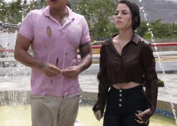 [COMPLETE] 262M0920 AQ138 niñas huérfanas lanzan monedas a la fuente de los deseos