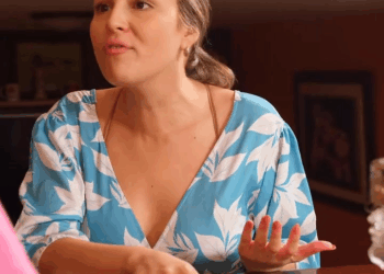 [COMPLETE] 260M0920 AQ136 Mujer le quita el celular a hombre infiel usando pantalones falsos