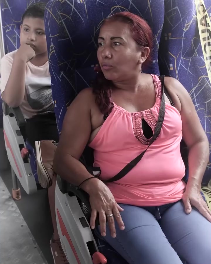 [COMPLETE] 256M0920 AQ132 Mujer Embarazada y Anciano tienen Fuerte Discusión en el BUS