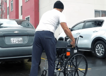 [COMPLETE] 164M0905 AF064 Así terminó este hombre por aprovecharse de la gente fingiendo estar en silla de ruedas