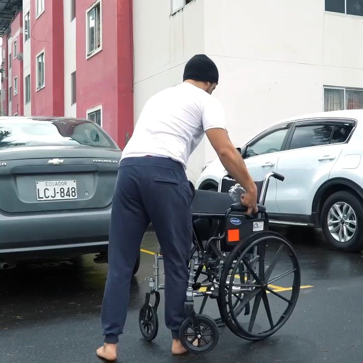 [COMPLETE] 164M0905 AF064 Así terminó este hombre por aprovecharse de la gente fingiendo estar en silla de ruedas