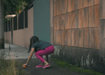 [COMPLETE] 198M0905 AF098 Niña ayuda desinteresadamente a un vagabundo de la calle y recibió mucho dinero