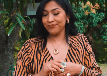 [COMPLETE] 211M0905 AF111 Empleada ayuda a descubrir el interés de la prometida de su jefe y cambia su vida para siempre