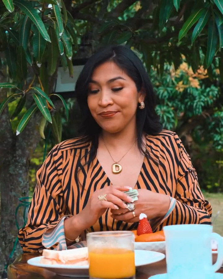 [COMPLETE] 211M0905 AF111 Empleada ayuda a descubrir el interés de la prometida de su jefe y cambia su vida para siempre