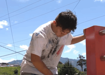 [COMPLETE] 225M0905 AF125 Lo trataba mal por dormir afuera de su local, hasta que evitó que le robaran