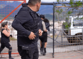 [COMPLETE] 227M0905 AF127 Le quisieron quitαr a sus hijos por ser diferentє sin saber esta triste verdad