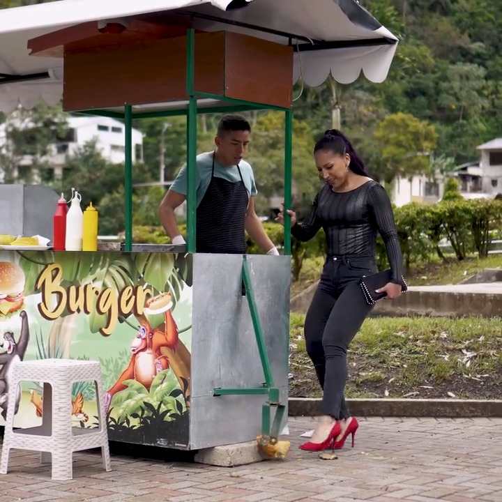 [COMPLETE] 241M0905 AF141 Lo Humilló y abandonó por vender hamburguesas en la calle años más tarde le pasó esto