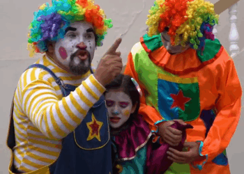 [COMPLETE] 265M0905 AF165 Malvada vecina hizo lo imposible por ver destruida a una familia de payasitos