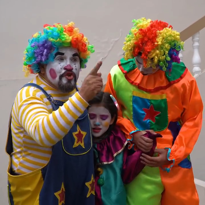 [COMPLETE] 265M0905 AF165 Malvada vecina hizo lo imposible por ver destruida a una familia de payasitos