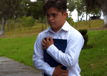 [COMPLETE] 505M0905 AF405 Visitaba la tumba de su madre para mostrarle sus buenas calificaciones