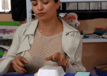 [COMPLETE] 492M0905 AF392 La prepotencia de esta maestra hacia su alumno, la orillará a mostrar su peor versión