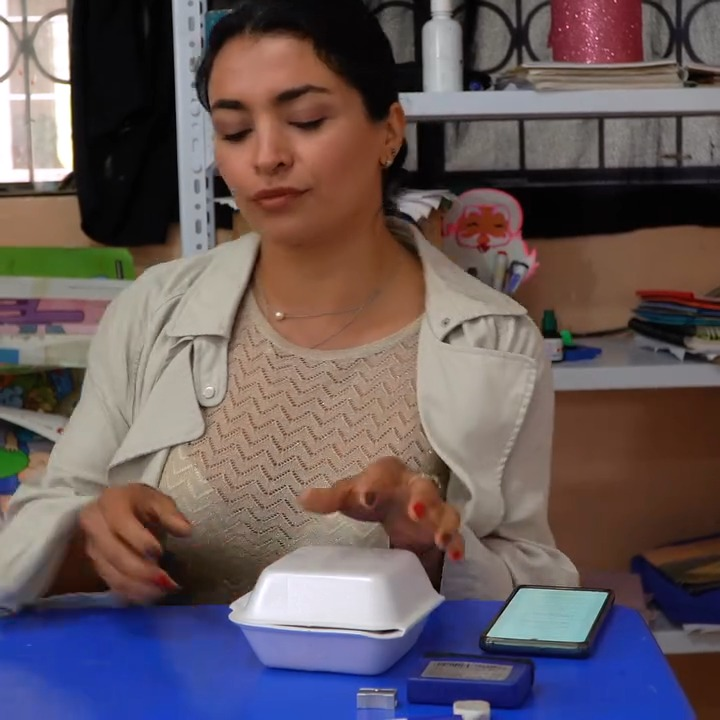 [COMPLETE] 492M0905 AF392 La prepotencia de esta maestra hacia su alumno, la orillará a mostrar su peor versión