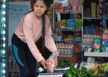 [COMPLETE] 475M0905 AF375 Mesero humilla a vagabundo si pensar que él le ensañará un gran acto de honestidad