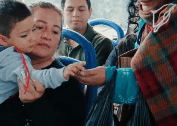 [COMPLETE] 473M0905 AF373 Madre pide caridad fingiendo que su hija estaba sin vida