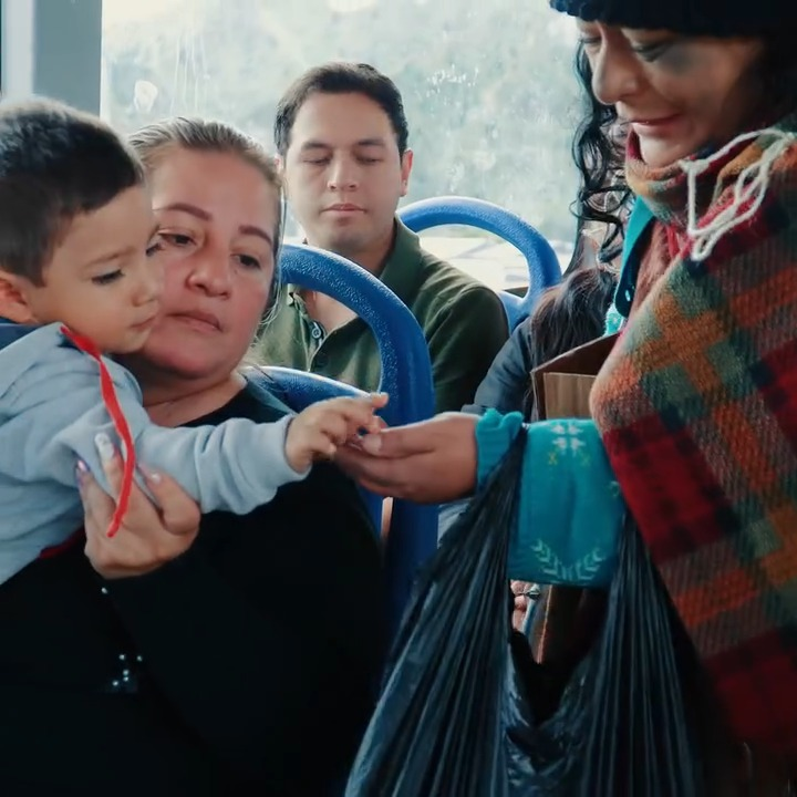 [COMPLETE] 473M0905 AF373 Madre pide caridad fingiendo que su hija estaba sin vida