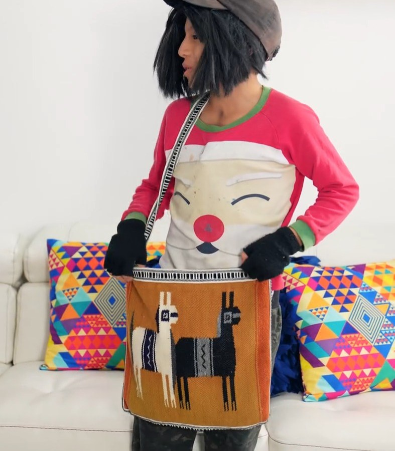 [COMPLETE] 011M0905 AE011 Millonaria adopta a un niño de la calle después de un incidente