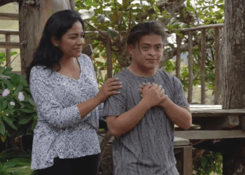 [COMPLETE] 454M0905 AF354 Utilizaba una mascara para ir a clases porque no era aceptado por sus compañeros