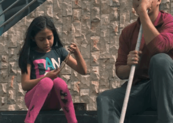 [COMPLETE] 444M0905 AF344 Esta niña ayudó a un hombre cieg0 y recibió esto de recompensa