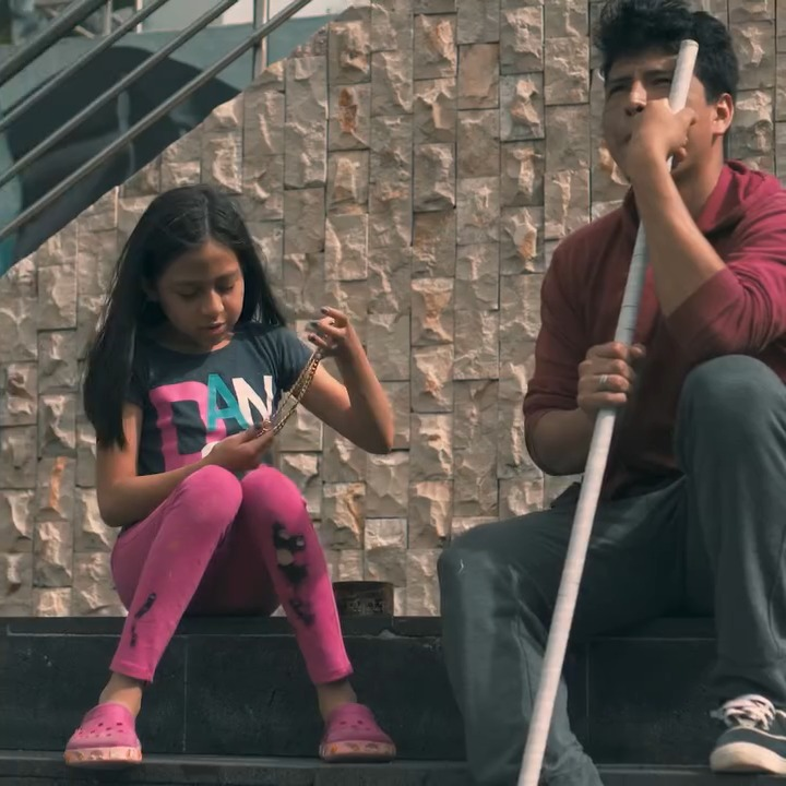 [COMPLETE] 444M0905 AF344 Esta niña ayudó a un hombre cieg0 y recibió esto de recompensa