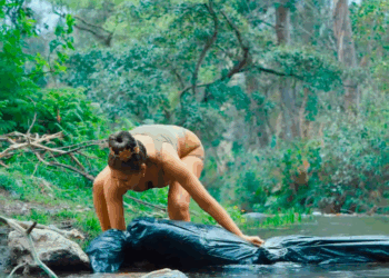 [COMPLETE] 540M0905 AF440 Mujer se disfraza de estatua para salvar a millonario de sus hijos interesados