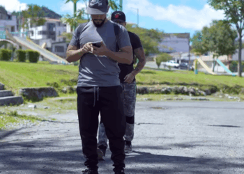 [COMPLETE] 415M0905 AF315 Vecina religiosa juzga al hijo de su vecina por su forma de vestir