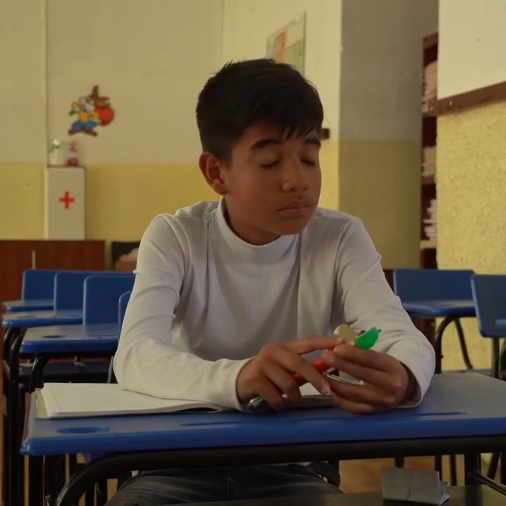 [COMPLETE] 408M0905 AF308 Se burlaba de este maestro por su condición sin conocer su verdadera capacidad