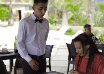 [COMPLETE] 372M0905 AF272 Un mesero sacrifica su trabajo por ayudar a una mendiga, jamás pensó que acabaría así