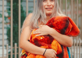 [COMPLETE] 371M0905 AF271 Madre primeriza abandonó a su hija en un orfanato, 20 años después volvió a encontrarla en su propia