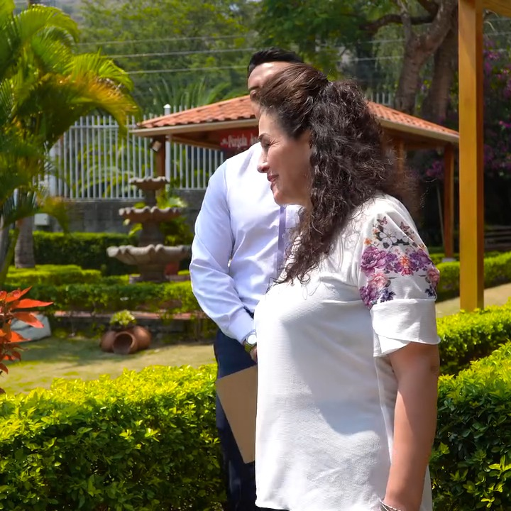 [COMPLETE] 367M0905 AF267 La trataron mal por ir en muletas, sin imaginar lo que les esperaría