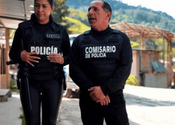 [COMPLETE] 351M0905 AF251 Hija de teniente experimenta un cambio significativo tras su mal comportamiento hacia los demas