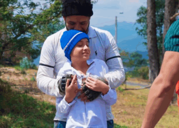 [COMPLETE] 288M0905 AF188 Indigente que vivía en una alcantarilla salva a un niño de su madrastra