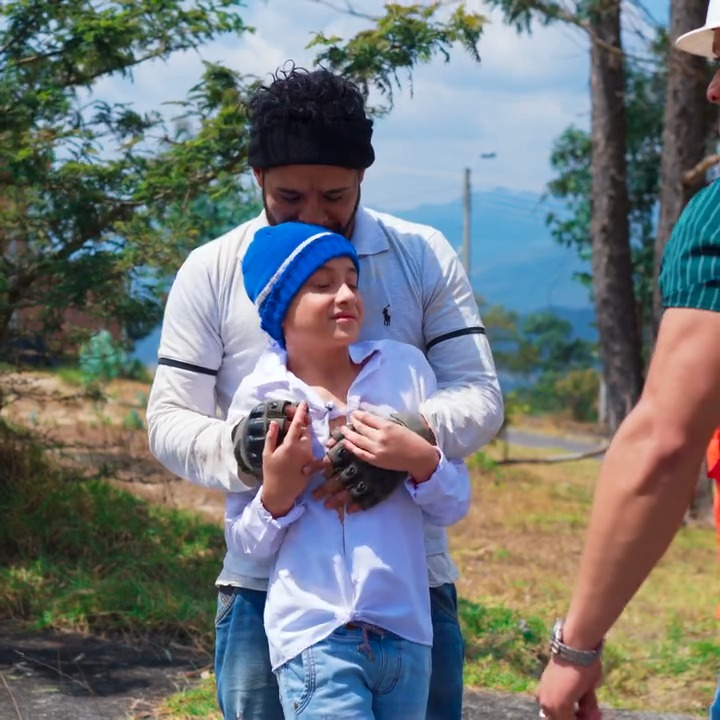 [COMPLETE] 288M0905 AF188 Indigente que vivía en una alcantarilla salva a un niño de su madrastra