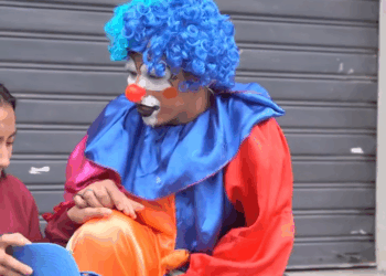 [COMPLETE] 295M0905 AF195 Humillaba a su cuñado por trabajar de payaso en las calles hasta que esto le pasó por mala