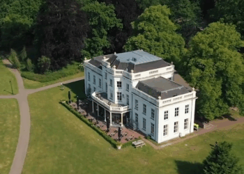 [COMPLETE] 306M0905 AF206 Mujer comía joyas a cambio de su libertad, vida y amor