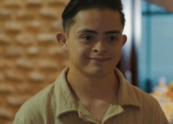 [COMPLETE] 326M0905 AF226 Joven especial realiza un gran acto de bondad hacia una niña que necesitaba ayuda