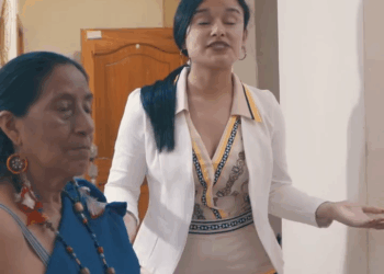 [COMPLETE] 313M0905 AF213 NO la quería atender por su vestimenta hasta que recibió su merecido