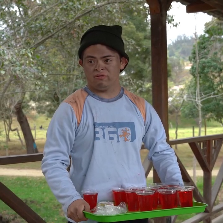 [COMPLETE] 314M0905 AF214 Un niño de la calle le cambia la vida a esta mujer para siempre