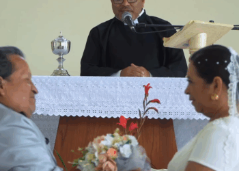 [COMPLETE] 315M0905 AF215 Hijo perdido interrumpe bodas de oro de su madre