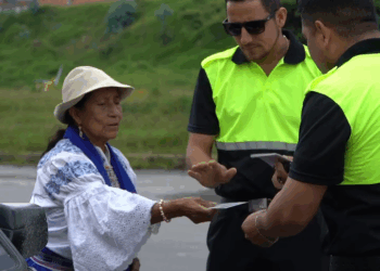 [COMPLETE] 543M0905 AF443 Nunca pensaron que era una mujer importante y le hicieron esto