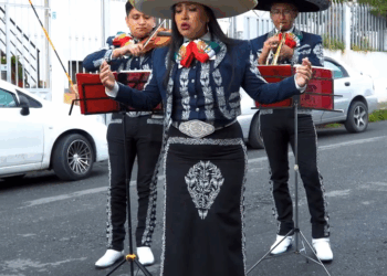 [COMPLETE] 544M0905 AF444 Mariachi descubre infidelidad de su esposa llevandole una serenata