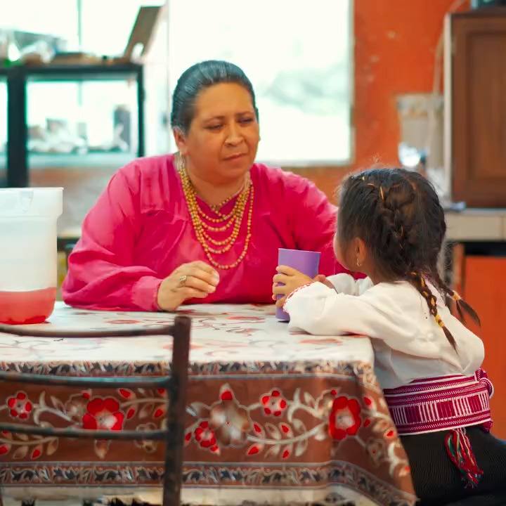 [COMPLETE] 545M0905 AF445 Hija se avergüenza de su cultura, pero la vida le dio una lección