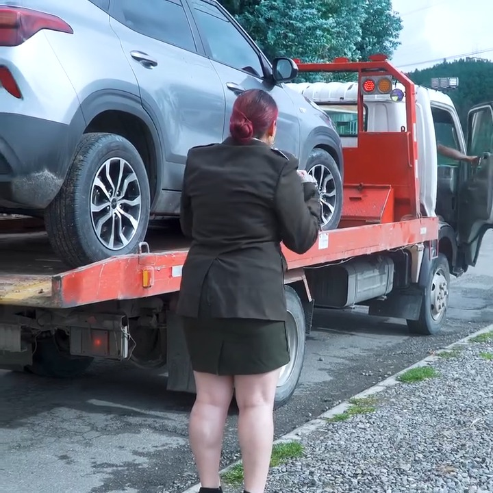 [COMPLETE] 556M0905 AF456 Teniente irrespetuosa parqueó su vehículo en un lugar prohibido y recibió esta lección