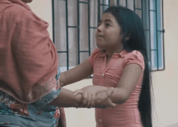 [COMPLETE] 572M0905 AF472 Abandonó a su hija con su abuelita por el amor de un hombre sin pensar en este final