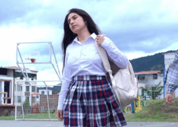 [COMPLETE] 594M0905 AF494 Niño inteligente hizo todo por proteger a su hermana, incluso exponer su propia vida