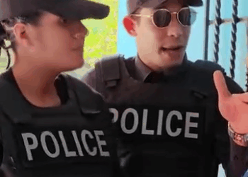 [COMPLETE] 648M0905 TH023 Esta super oficial salvó a esta mujer de un hombre que decía ser sacerdote