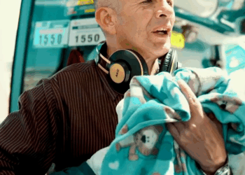 [COMPLETE] 012M0920 AE113 Abandonó a su bebe en el bus por culpa del celular