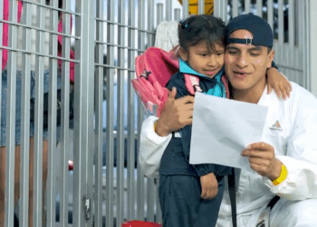 [COMPLETE] 063M0905 AE063 Se avergonzaba de su padre por ser lustra botas, hasta que pasó esto