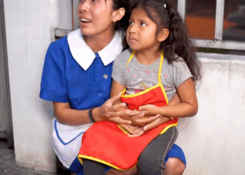 [COMPLETE] 033M0920 AE134 Humillaba a la hija de su empleada por no ser de su nivel