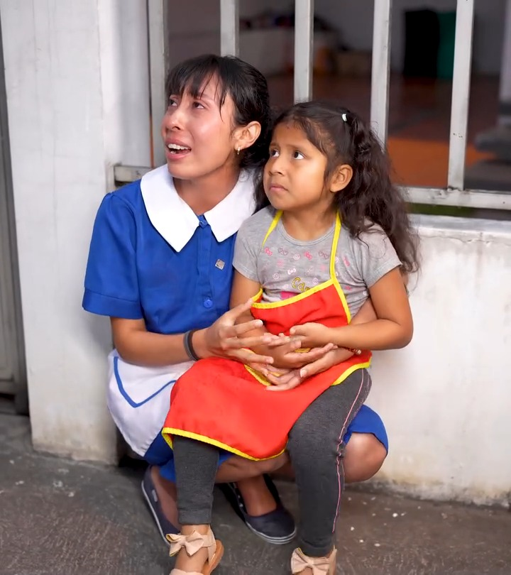 [COMPLETE] 033M0920 AE134 Humillaba a la hija de su empleada por no ser de su nivel