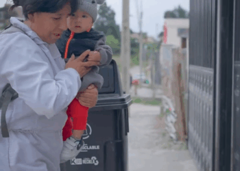 [COMPLETE] 035M0920 AE136 Confundió a su bebé con su mascota por culpa del celular